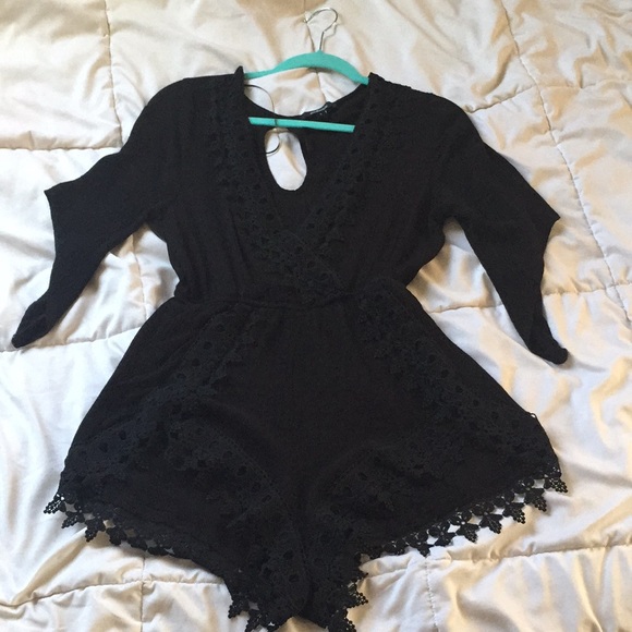 Other - Small black romper 🖤